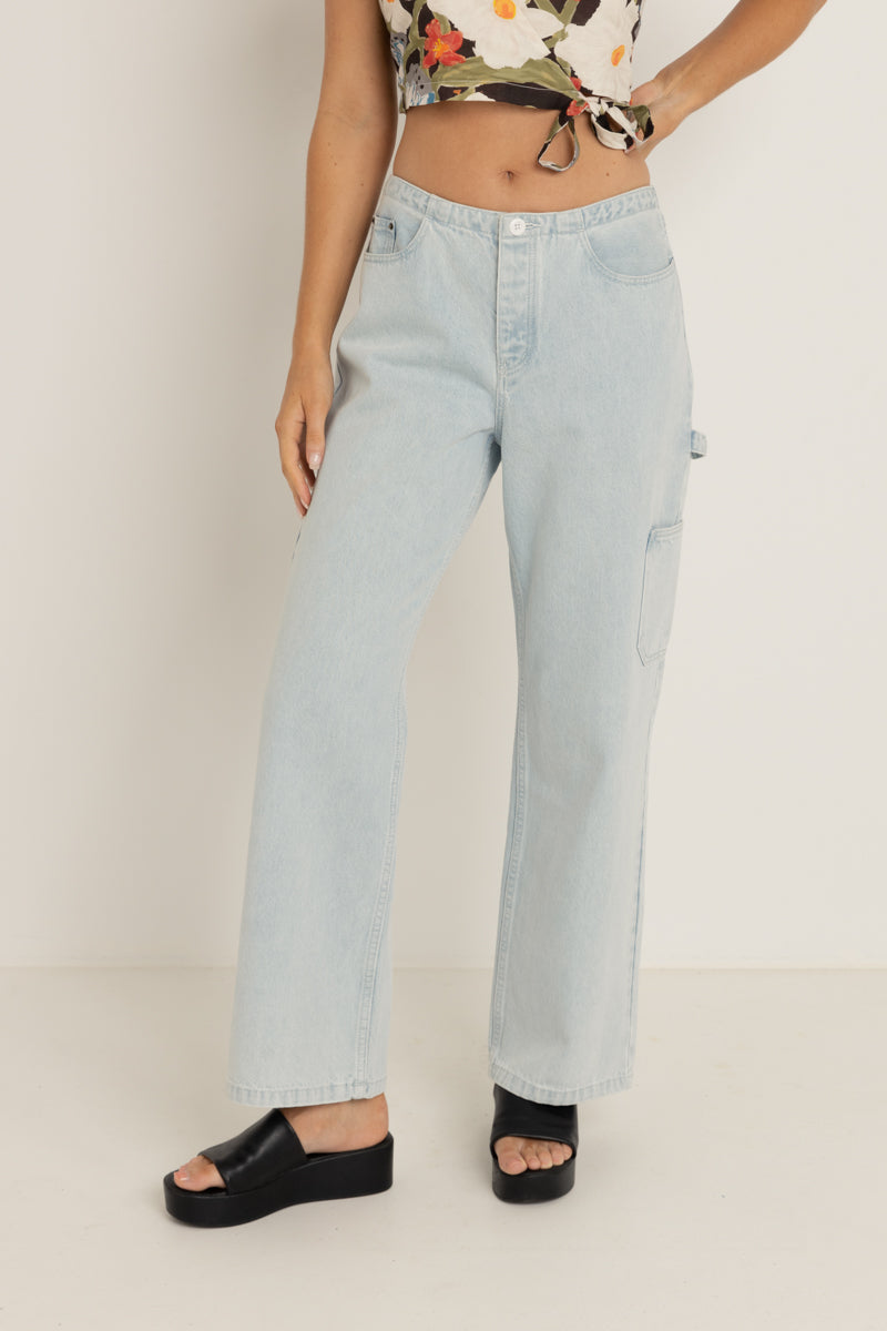 Coastal Low Rise Pant Light Wash