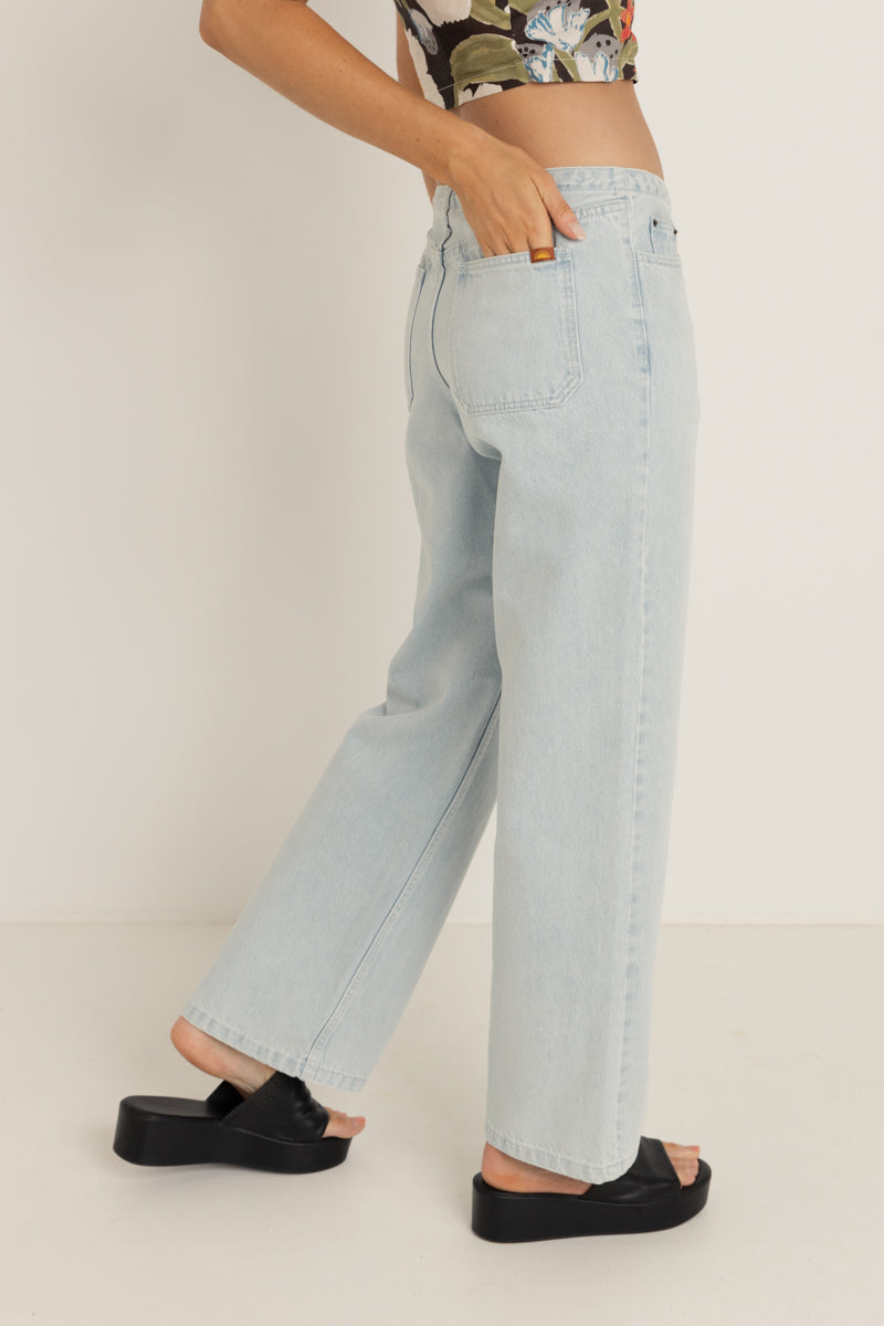 Coastal Low Rise Pant Light Wash