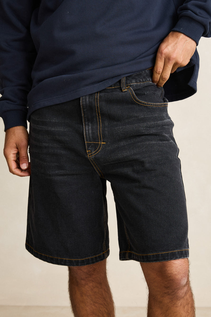 Subtle Distress Short Worn Black
