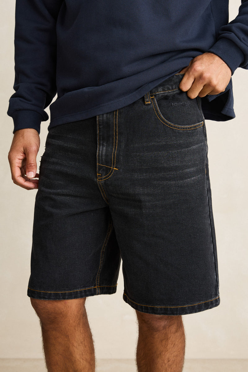 Subtle Distress Short Worn Black